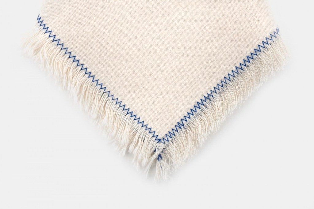 Natural cotton fringed napkin with blue thread - Image 2
